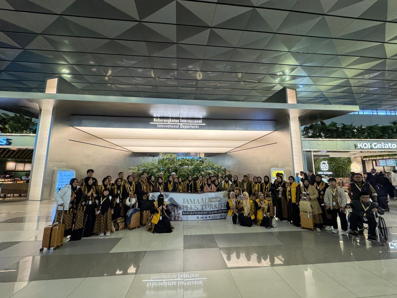 Keberangkatan jemaah umroh  jumat 23 januari 2026 Yg datang dn pergi silih berganti.....alhamdulillah Isra amanah slalu d percaya....🤲🏼🤲🏼✈️🕋🫰🏻💪🏼💪🏼🥰